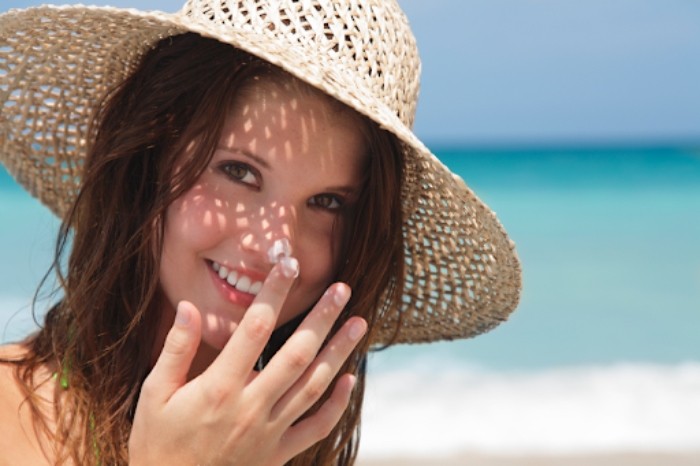 Kem chống nắng ngăn cản tia UV tấn công, không để cho da bị đen sạm