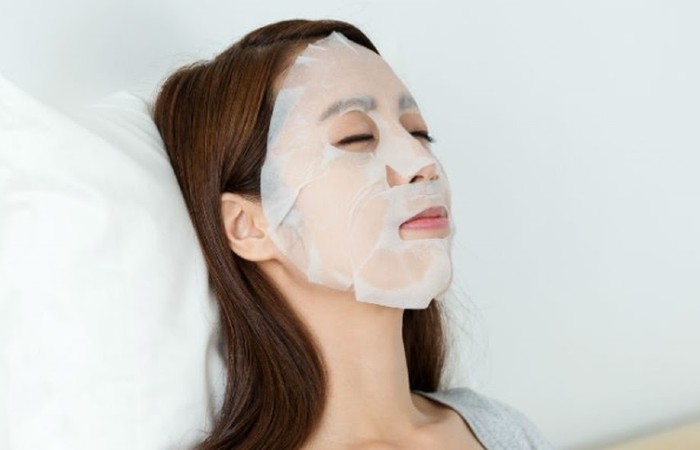 Bạn nên đắp mặt nạ DHC vitamin C vào ban đêm để da không bị bắt nắng và giúp đạt hiệu quả dưỡng da tốt hơn.