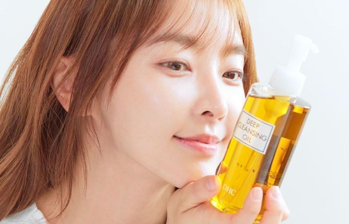 Rửa mặt sạch với dầu tẩy trang trước khi sử dụng serum