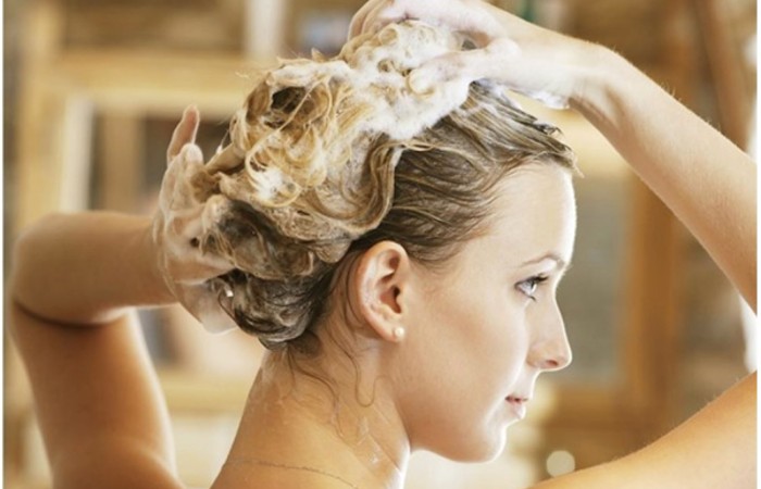 Cách chăm sóc tóc hư tổn sau khi ủ phục hồi