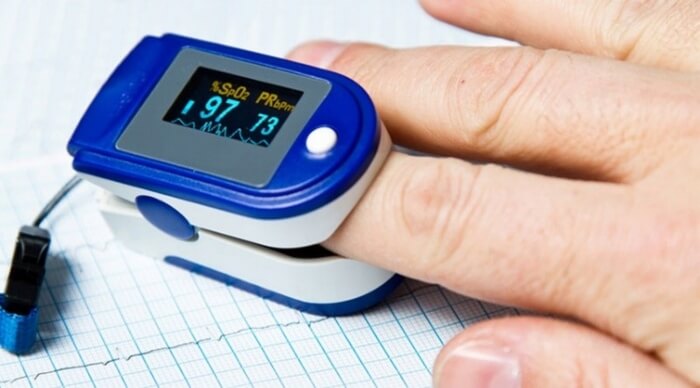 Máy đo SpO2 là một trong những thiết bị cơ bản sau để F0 có thể tự theo dõi sức khỏe tại nhà