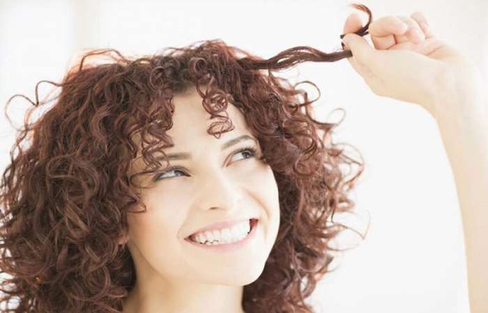 Để giữ tóc xoăn vào nếp dài lâu bạn cần phải biết gội đầu đúng cách