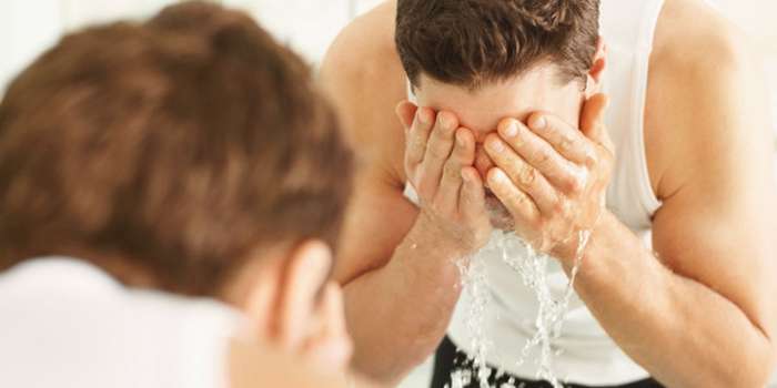 Sữa rửa mặt cho nam giới phải có khả năng làm sạch mạnh mẽ để loại bỏ đi lượng dầu thừa lớn trên bề mặt da và trong các lỗ chân lông
