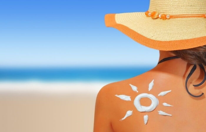 Kem chống nắng body khi đi biển cần có khả năng chống thấm nước tốt