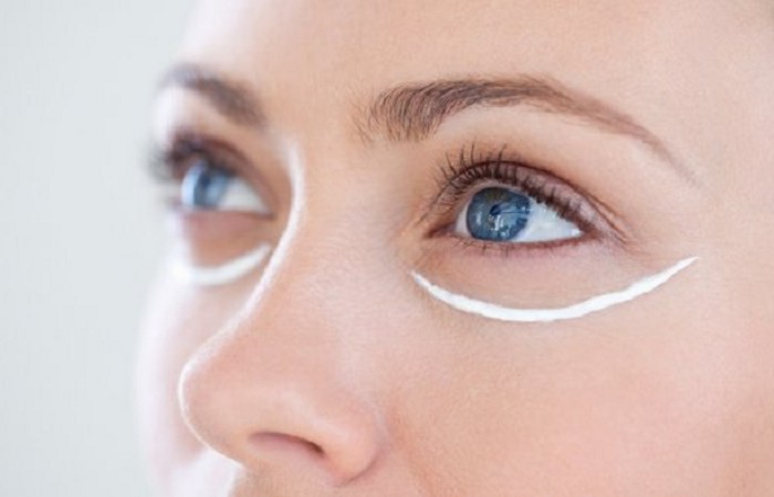 Bạn hoàn toàn có thể sử dụng phấn che khuyết điểm như một lớp kem lót mắt