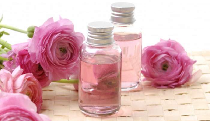 Da khô không nên sử dụng thành phần nước hoa hồng có chứa cồn