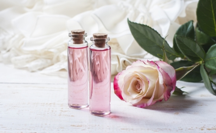 Da khô nên chọn nước hoa hồng có nồng độ cồn thấp