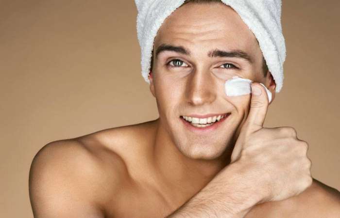 Các sản phẩm dưỡng da nam giới thường không chứa nhiều dầu và có kết cấu mỏng nhẹ giúp tăng khả năng hấp thụ qua da