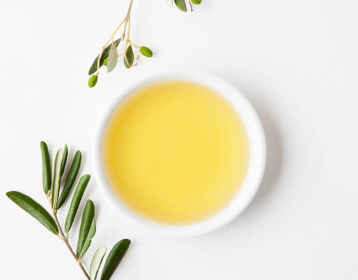 dầu ô liu giúp dưỡng ẩm chống lão hoá cho da 