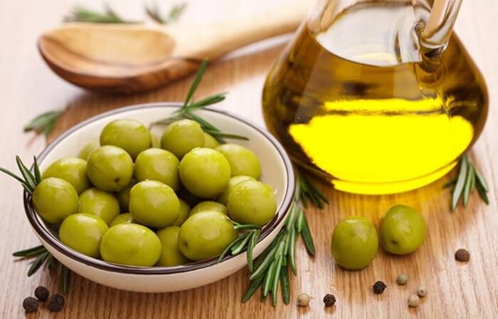 Dầu oliu là loại dầu được ép từ trái oliu, một loại quả truyền thống của vùng Địa Trung Hải