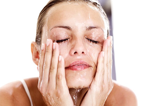 Hãy làm sạch da với nước tẩy trang, sữa rửa mặt và nước trước khi dùng kem tẩy da chết
