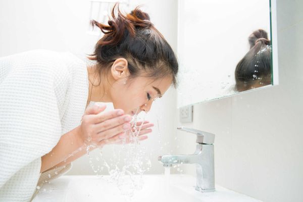 Làn da không được làm sạch sẽ gây mụn và làm to lỗ chân lông