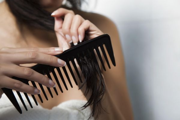  Chải tóc khô xơ trước khi gội giúp hạn chế tóc xơ rối