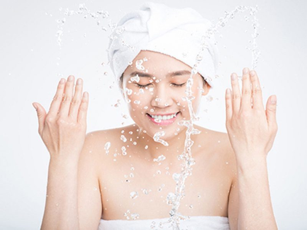 Tẩy trang xong rồi mới đến bước rửa mặt