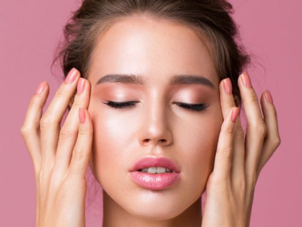 kem lót giúp làm mềm mượt da trước khi dùng kem nền kiềm dầu