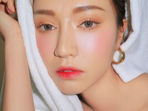 Lau mặt với bông ẩm chứa toner