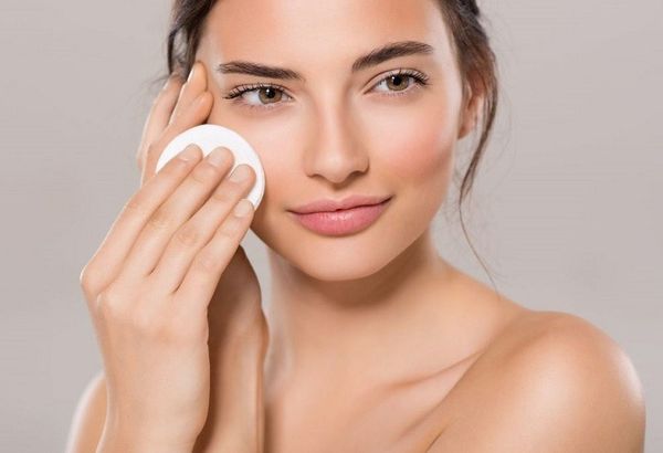 Làm sạch da với nước tẩy trang