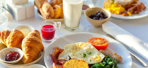 Hãy uống DHC Lean Body Mass 30 phút trước các bữa ăn giàu calories