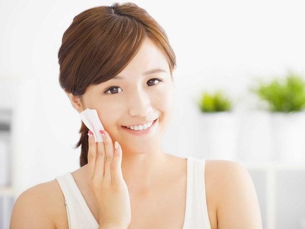nước hoa hồng kiềm dầu