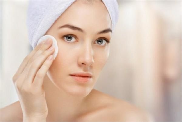 thoa đều hỗn hợp lên vùng da mặt