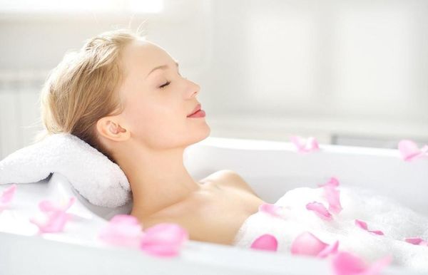tác dụng của nước hoa hồng giúp thư giãn