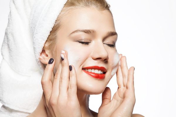 Tẩy tế bào chết, dùng sữa rửa mặt dịu nhẹ là cách làm sạch da khô