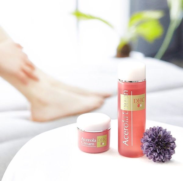nước hoa hồng trắng da