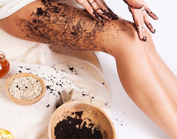 tẩy tế bào chết trước khi thoa kem dưỡng trắng da body