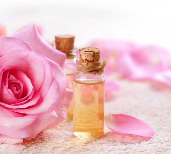 tác dụng của nước hoa hồng giảm kích ứng da