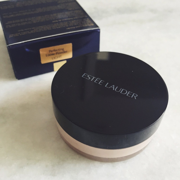Estée Lauder Perfecting Loose Powder có khả năng kiềm dầu tuyệt vời