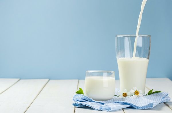 dưỡng môi hồng nên sữa đều đặn