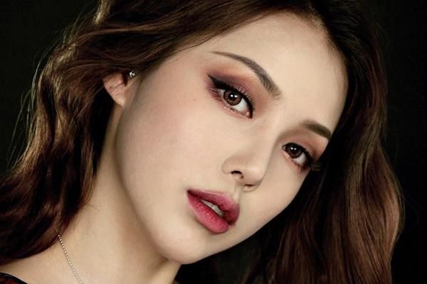 trang điểm đậm làm hại da