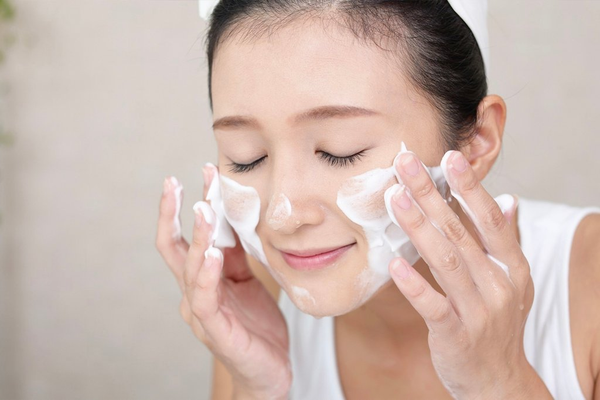tẩy trang bằng dầu oliu