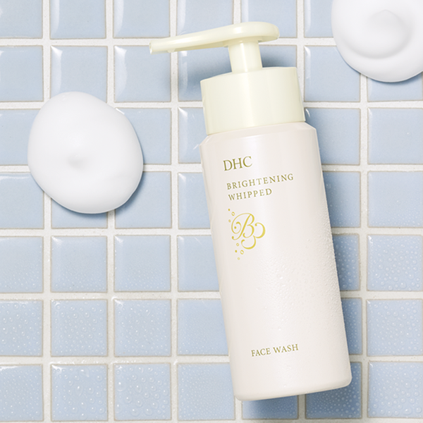 Dưỡng da mịn màng với sữa rửa mặt DHC Brightening Whipped