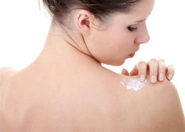 kem dưỡng trắng da body vào vào bàn tay thoa lên lưng