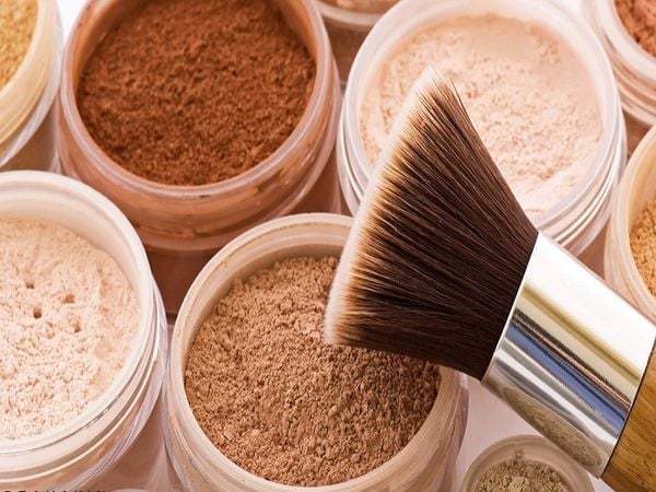 Khi dùng phấn phủ, bạn nên sử dụng cọ để tán đều