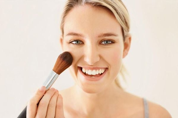 phấn phủ giúp lớp trang điểm mềm mịn