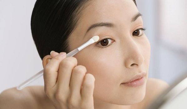 sử dụng phấn phủ thay thế lớp lót mắt