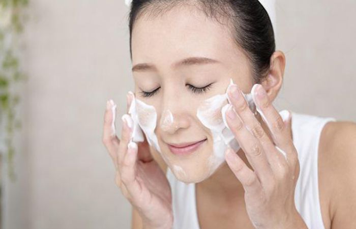 Rửa sạch mặt trước khi thoa kem dưỡng trắng da ban đêm