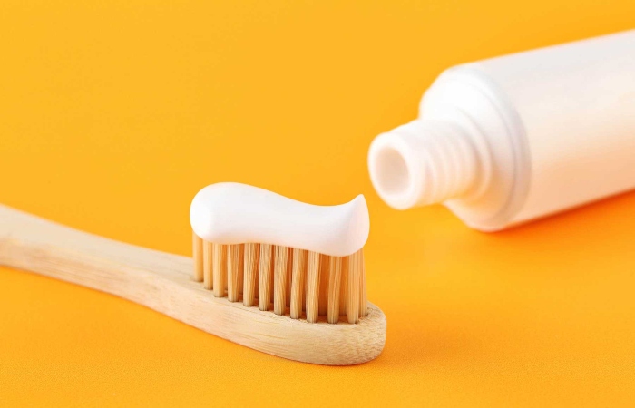 Kem đánh răng có chứa chất có thể tiêu diệt vi khuẩn gây mụn