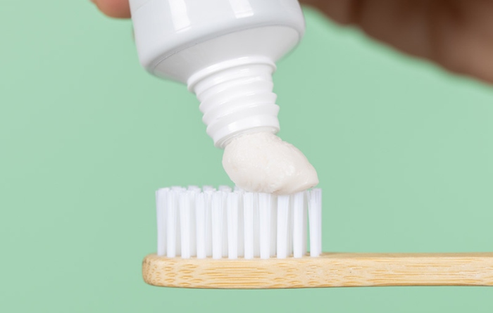 Kem đánh răng giúp loại bỏ lớp da chết gây sạm môi
