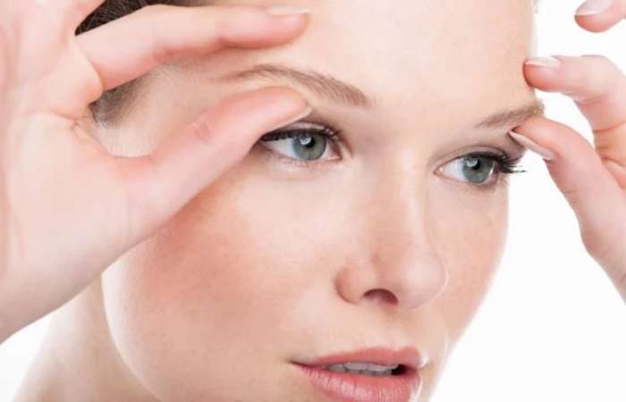 Hãy kết hợp massage mí mắt để đẩy nhanh hiệu quả dưỡng dài mi
