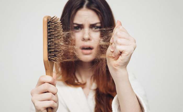 Tóc rụng nhiều khiến da đầu xuất hiện các mảng ít tóc, lâu dần dẫn đến hói đầu