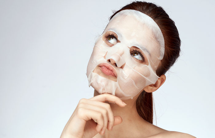 Không nên đắp mặt nạ giấy quá lâu tránh cho da bị hút ẩm ngược