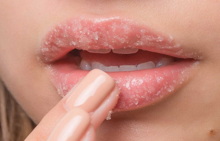 Lip scrub là phương pháp tẩy da chết cho môi bằng những hạt siêu nhỏ