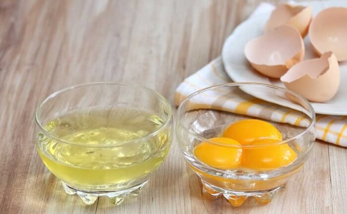 Lòng trắng trứng gà thấm hút dầu thừa hiệu quả