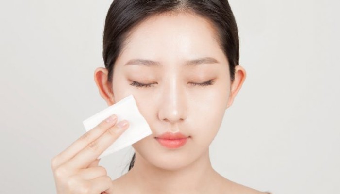 Đối với da khô mụn, sử dụng nước cân bằng giúp hiệu chỉnh lại pH da để bảo vệ lớp màng acid giữ ẩm ngoài cùng, tăng sức đề kháng cho da.
