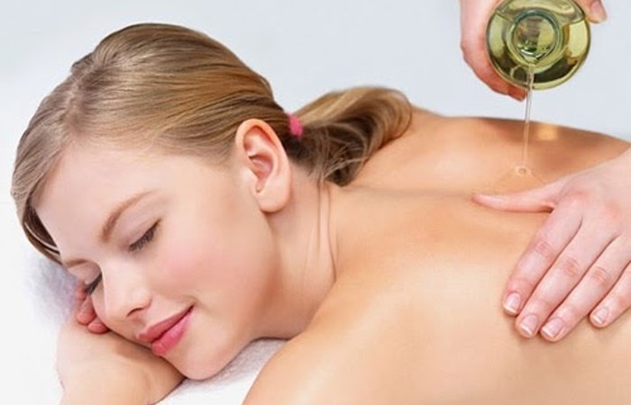 Massage với tinh dầu giúp lưu thông máu huyết và giúp làn da trông bớt sần sùi, gồ ghề
