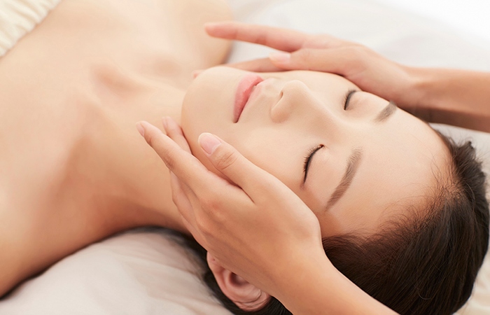 Massage da mặt để vitamin E thẩm thấu vào da tốt hơn  