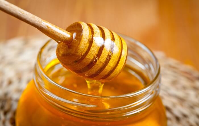 Mật ong giúp giữ ẩm và phục hồi làn da bị cháy nắng